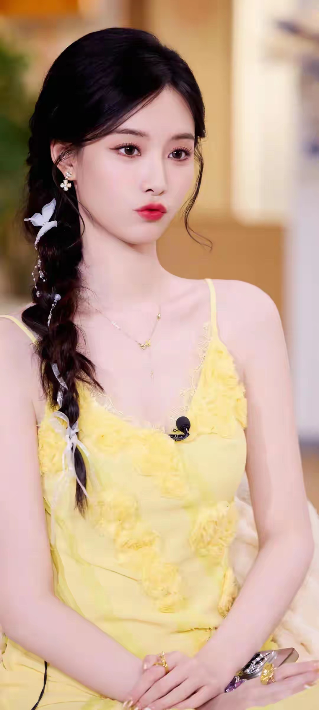 徐艺洋身穿一袭黄色吊带连衣裙，这也太清新甜美了吧 