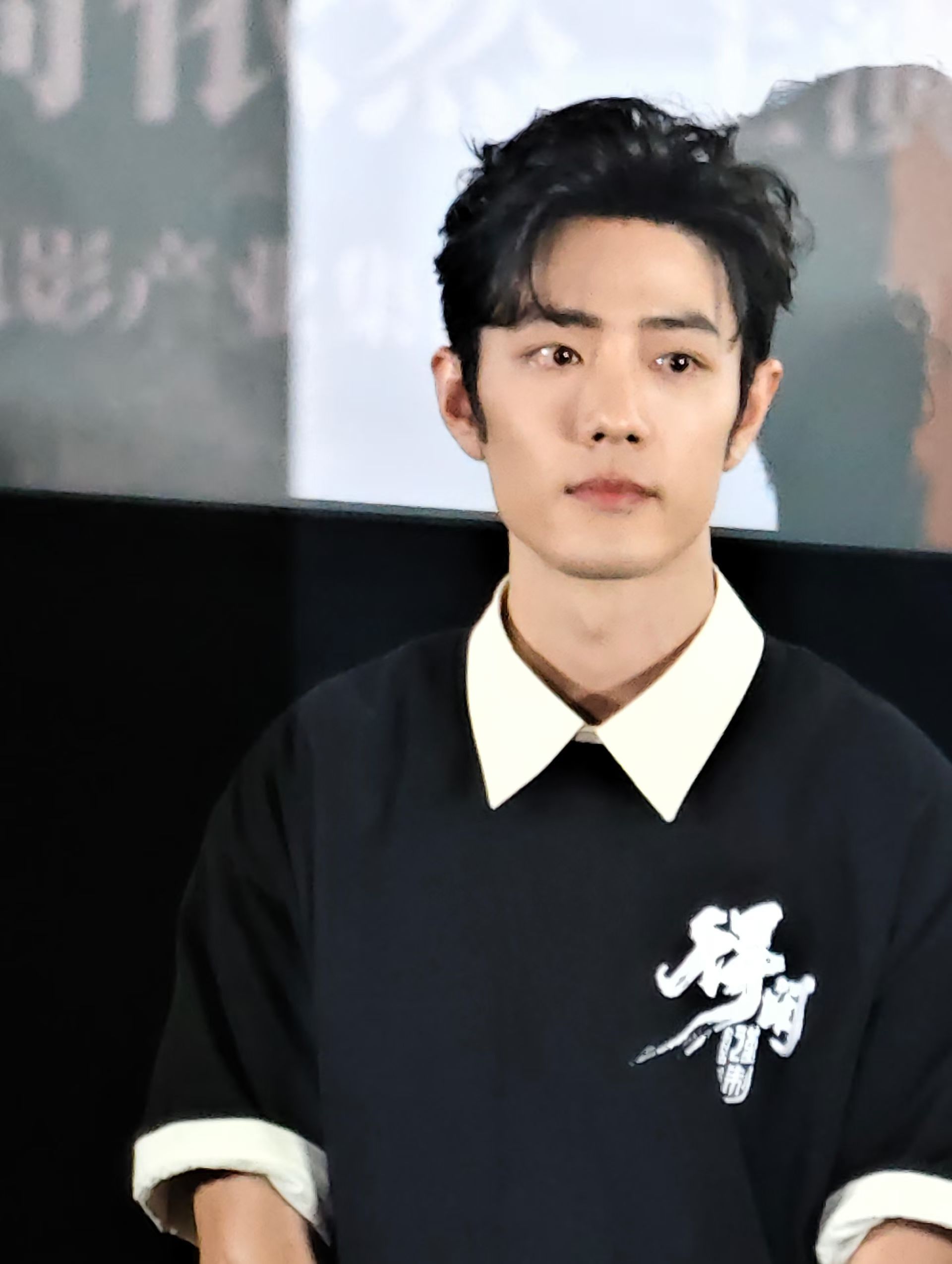 肖战｜《得闲谨制》北京首映礼朋友圈刷到的一组现场生图，模糊的像素也挡不住帅气的脸