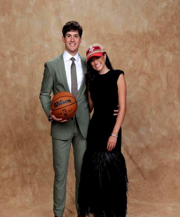 谢泼德是火箭队自己选中的3号秀。
 

看着谢泼德现在打出名堂，就想起当年哈登决