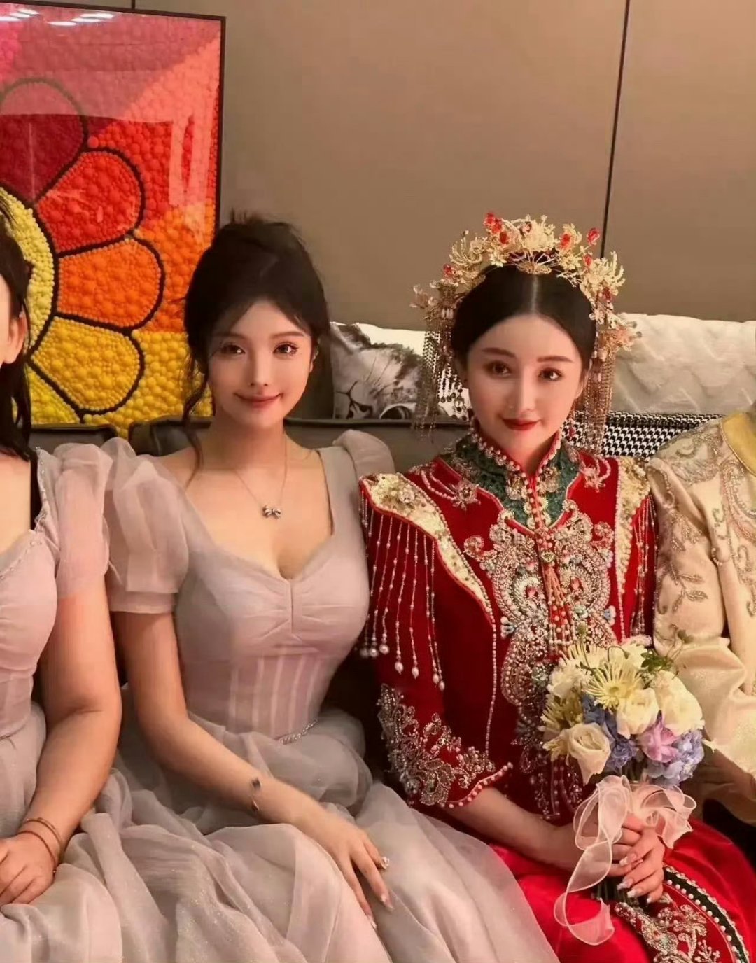 伴娘比新娘还好看 这是不是有点太抢镜头了