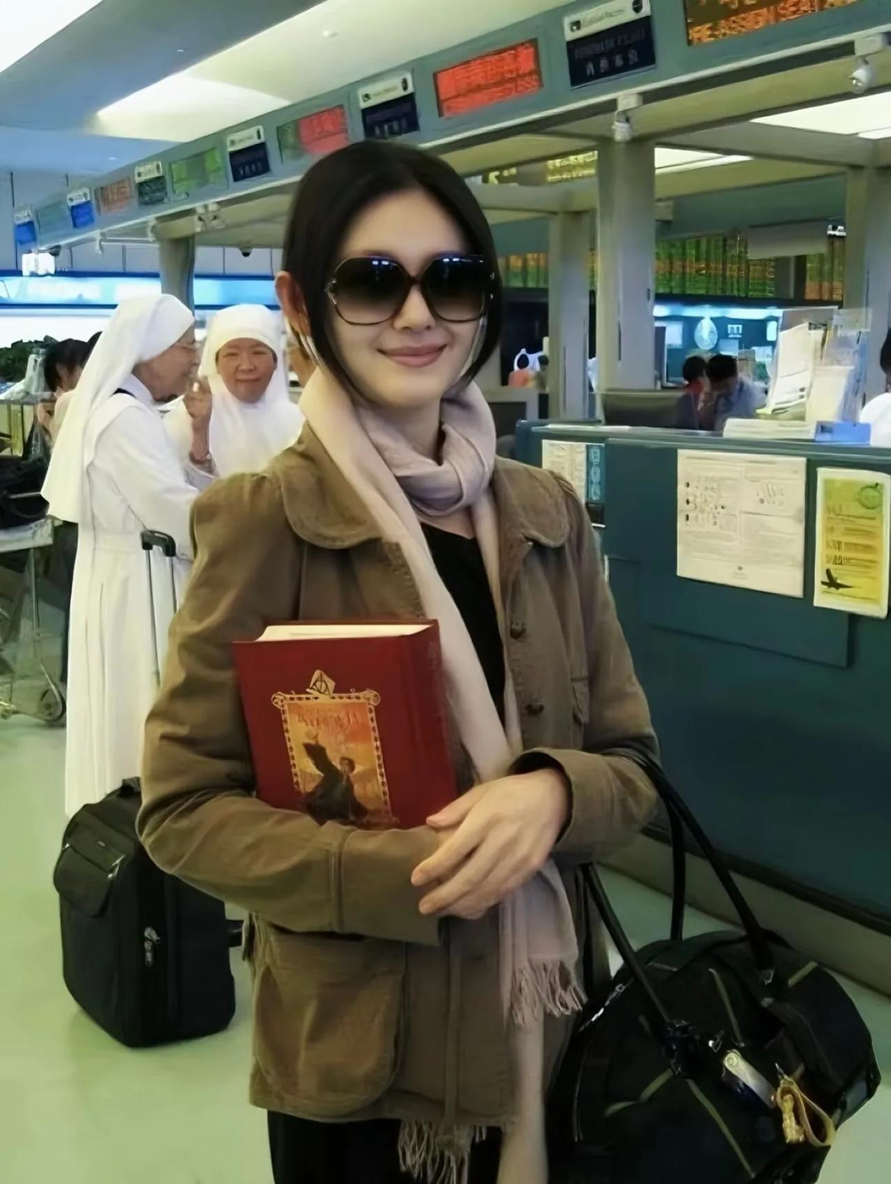大s很爱读书，
旅行要带书，
独居要看书，
出门要带书，
坐车要看书，
所以她一