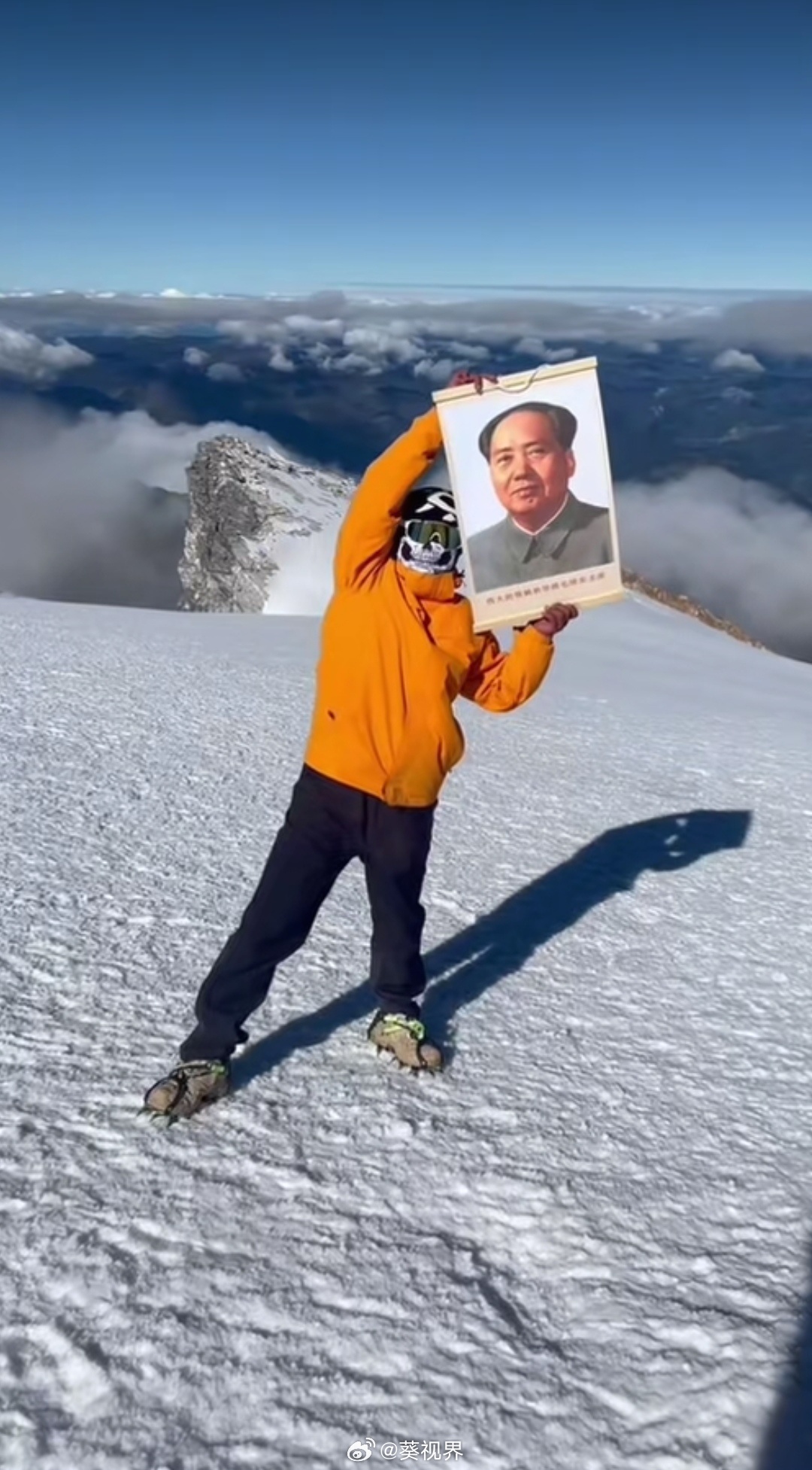 常看到登山者登顶时，喜欢展示教员画像，以宣告胜利。这已经成了一个仪式。在人民心中