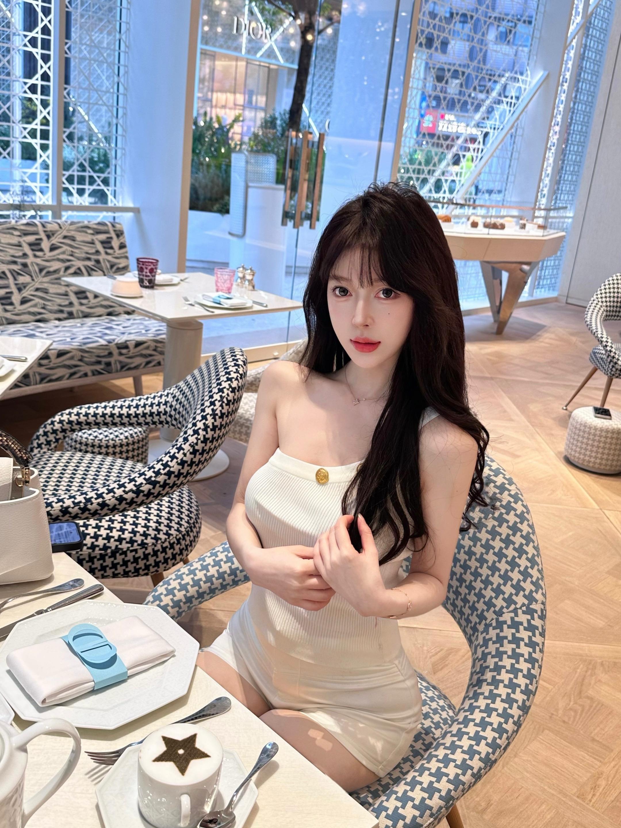 “闹什么情绪呢  赚钱 变美 瘦身 哪样不够你忙的  人生何所求 爆富和自由”
