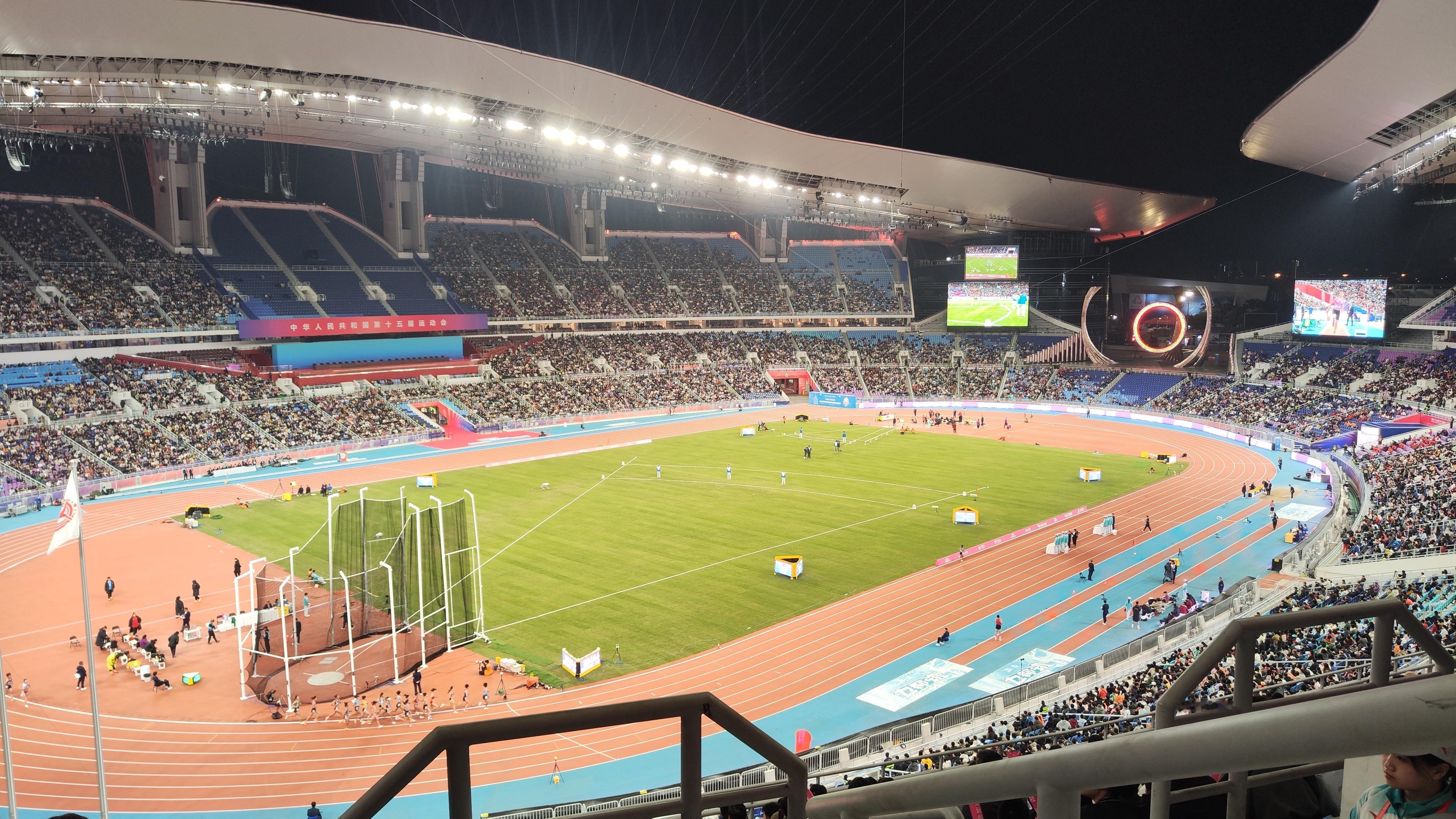 见识到了，场地大就是无敌。一个场地上可以同时举办四项决赛 虽说山顶位真是看不清人