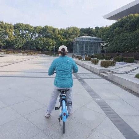 上海体育大学一位研三学生小李，凭着“上门教成人骑自行车”这门看似“反常识”的生意