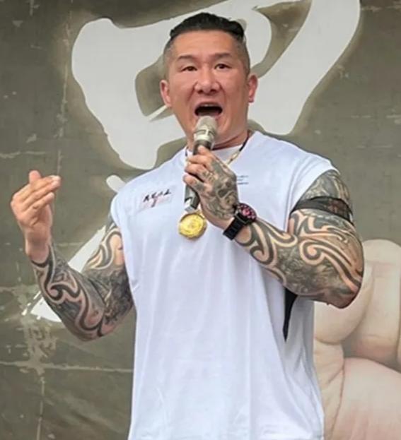 民进党果然害怕网红馆长下个月到大陆看大阅兵。岛内媒体爆料，民进党已经警告网红馆长