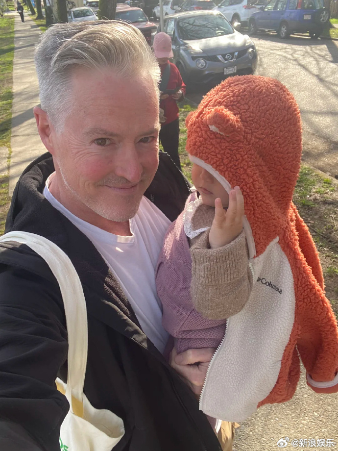 【夏克立称自己并未再婚】 据台媒，称自己并未再婚，而是与二宝母亲采取共同抚养的方