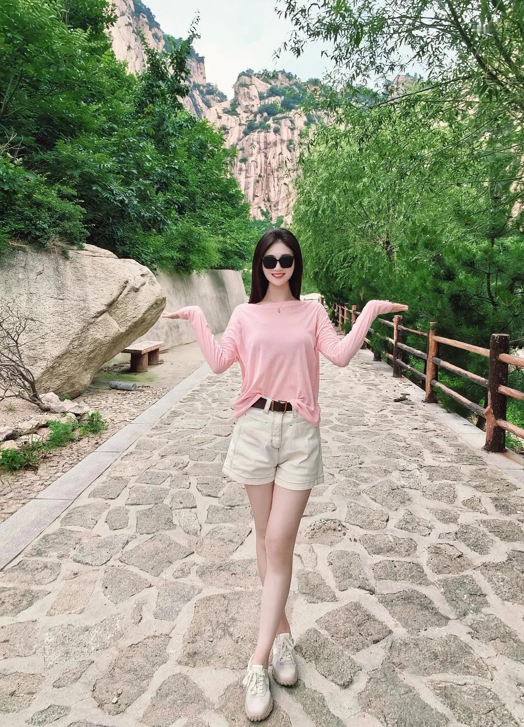 元气少女漫步山间小径，享受自然风光！街拍 高清美女