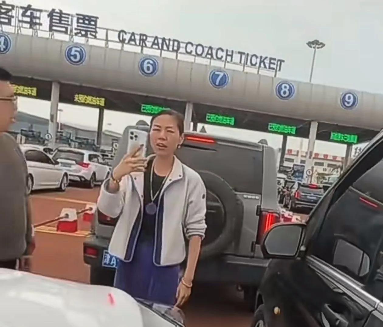 奔驰车主加塞，路怒还手砸被加塞者的车！仔细看了看，确实是个奔驰，不是奔驰大G，不