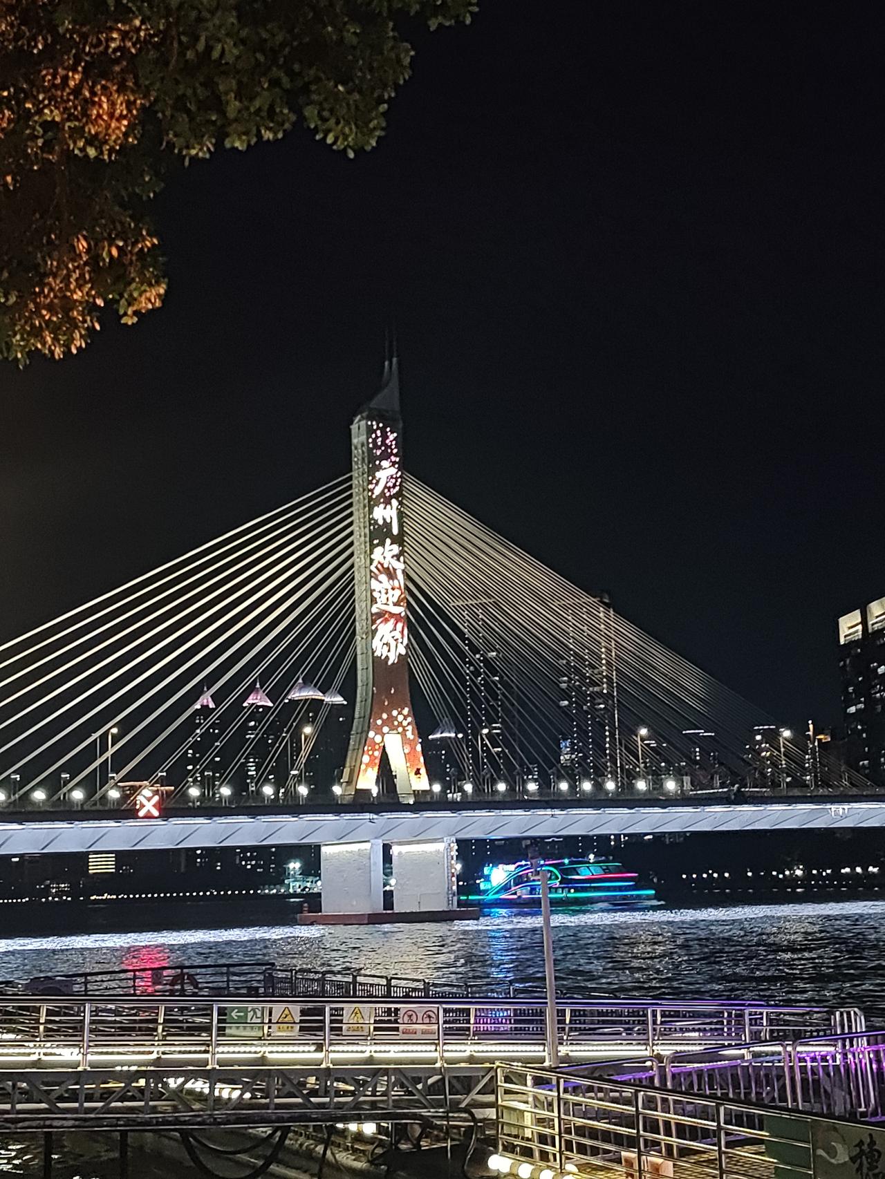 广州珠江边
非常漂亮
夜游珠江
已经是个品牌了