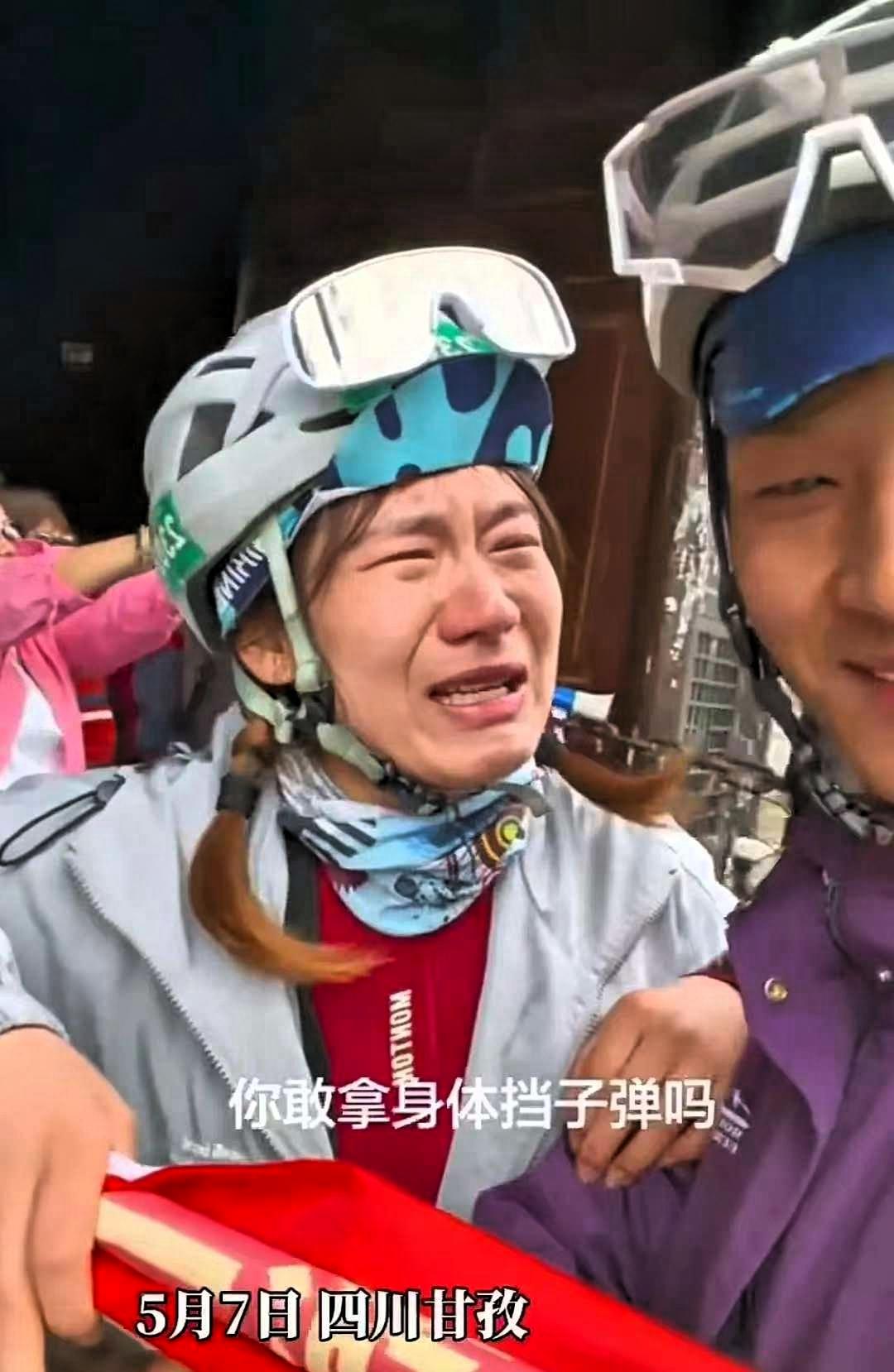 5月7日，一名女子和老公到四川甘孜旅游时来到了泸定桥上，女子站在桥边突然嚎啕大哭