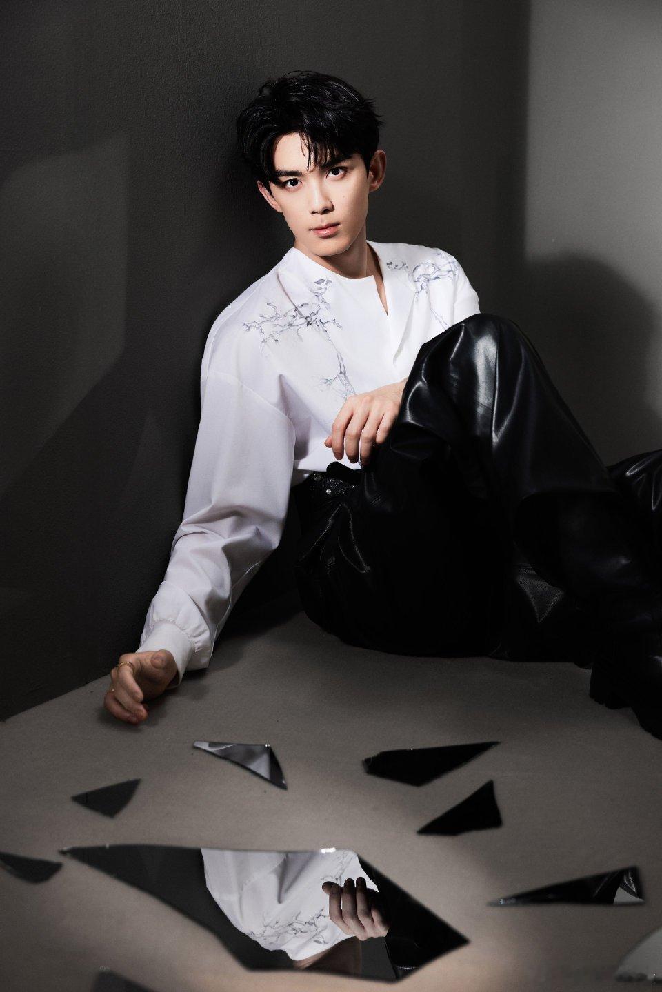 吴磊剑来首套妆造路透每天都被吴磊帅晕，好有意境的一张图 ​​​