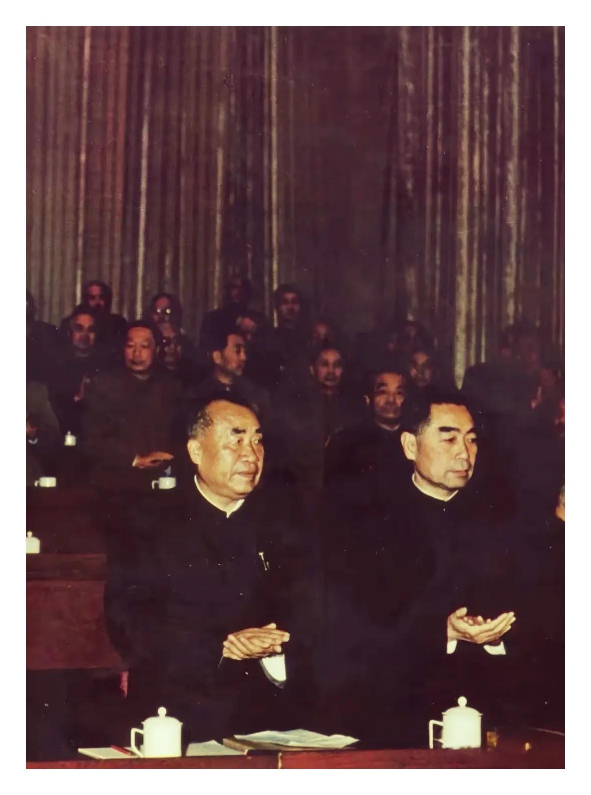 你介绍我入党，我行军礼为你送行

1922年，相识于德国柏林。
1927年，共同