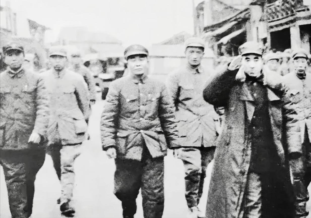四野将领们入城时的一张照片，从无数枪林弹雨中过来的将领气势就是不一样。

正阳门