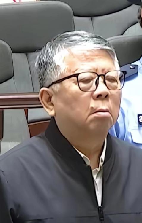 22亿大概重是多少吨，小豆包说是25吨。一百元一张的25吨用得用一间屋子才装得进