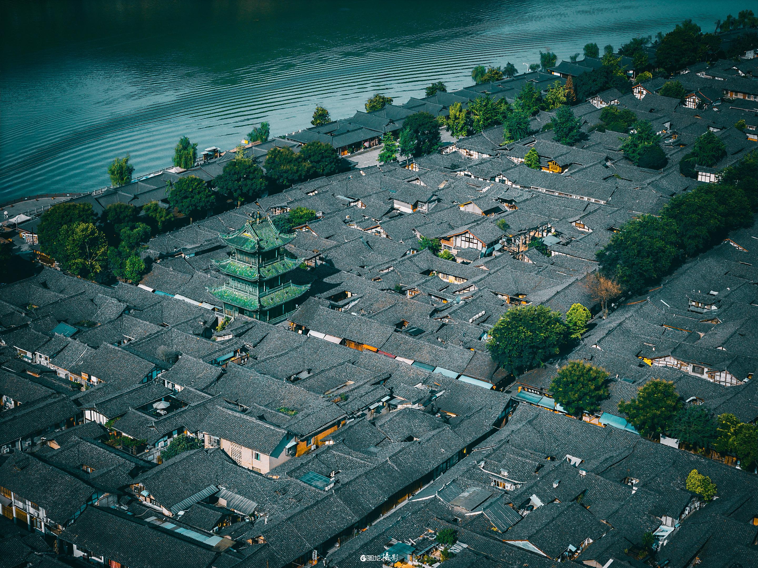 阆中古城江与瓦的青黛诗，碧江揉着波的软，灰瓦铺成城的静，那座青檐楼像从...