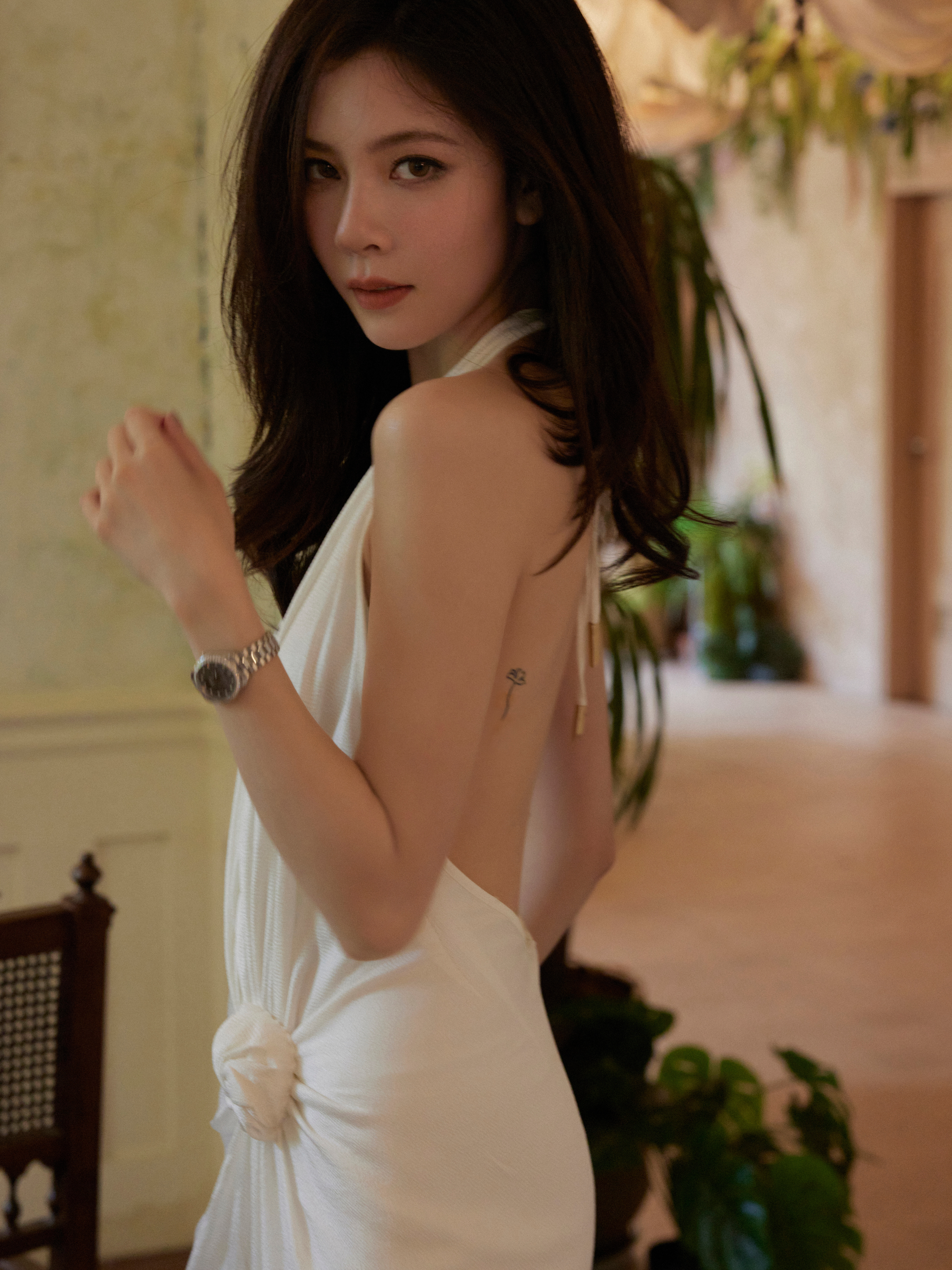 宋妍霏 一袭白色挂脖缎面裙，简约剪裁勾勒优雅线条，挂脖设计露出精致肩颈，褶皱与花