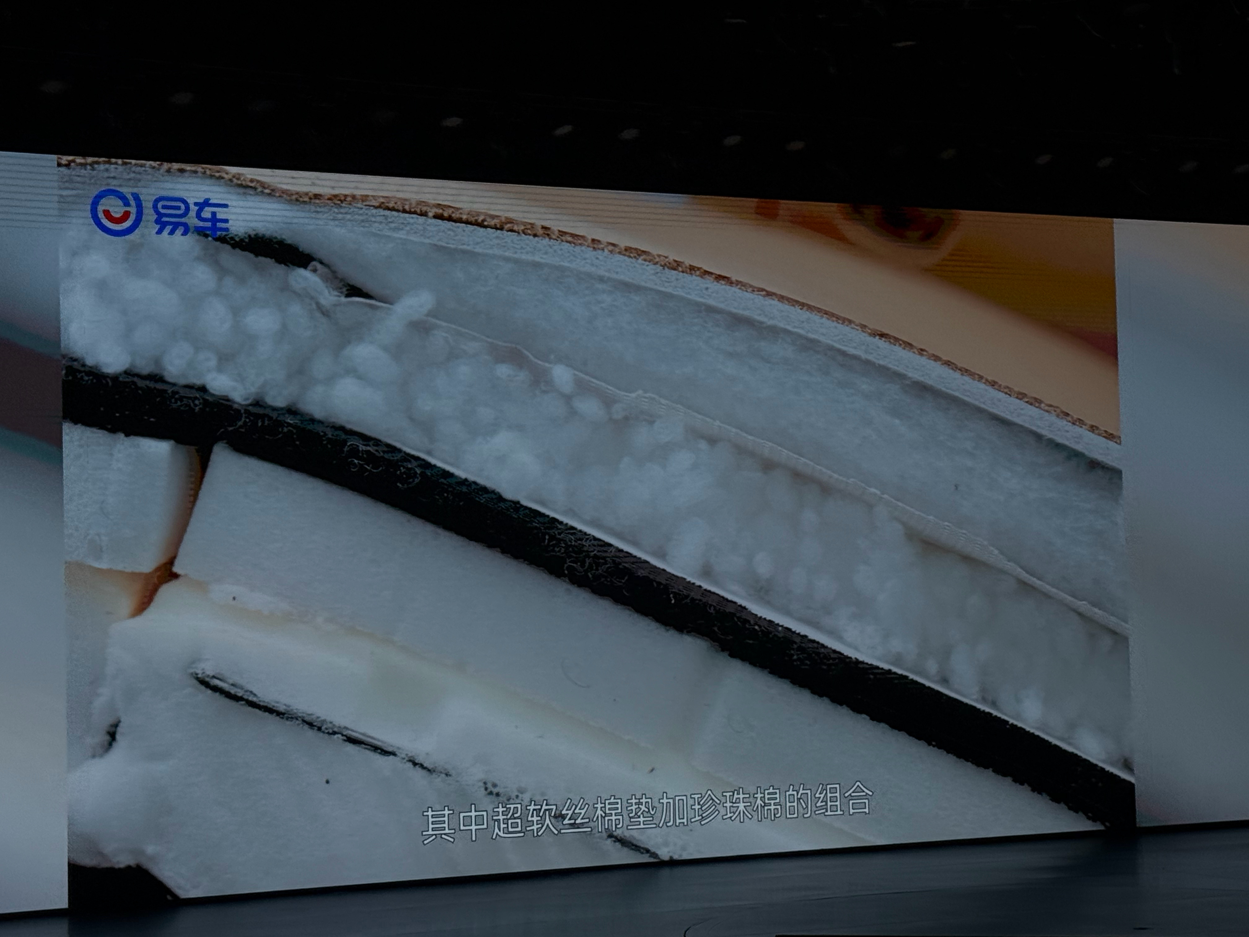 第二代腾势D9搭载闪充今晚上市 来感受下二代腾势D9的座椅厚度，官方说比劳斯莱斯