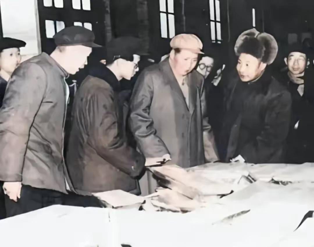 俯身看图纸，心系万家安！毛主席视察工地的一幕，看哭几代人
 
一张经典老照片：毛