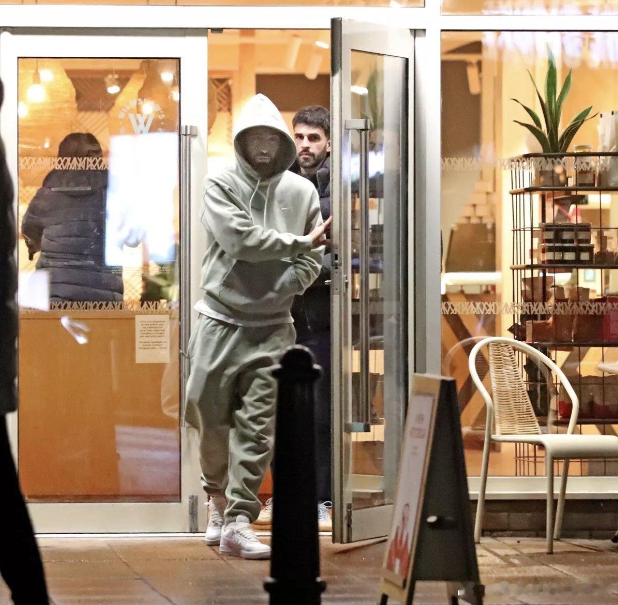 镜报：B费被拍到与阿莫林助教卡洛斯·费尔南德斯一起喝咖啡☕️阿莫林被解雇