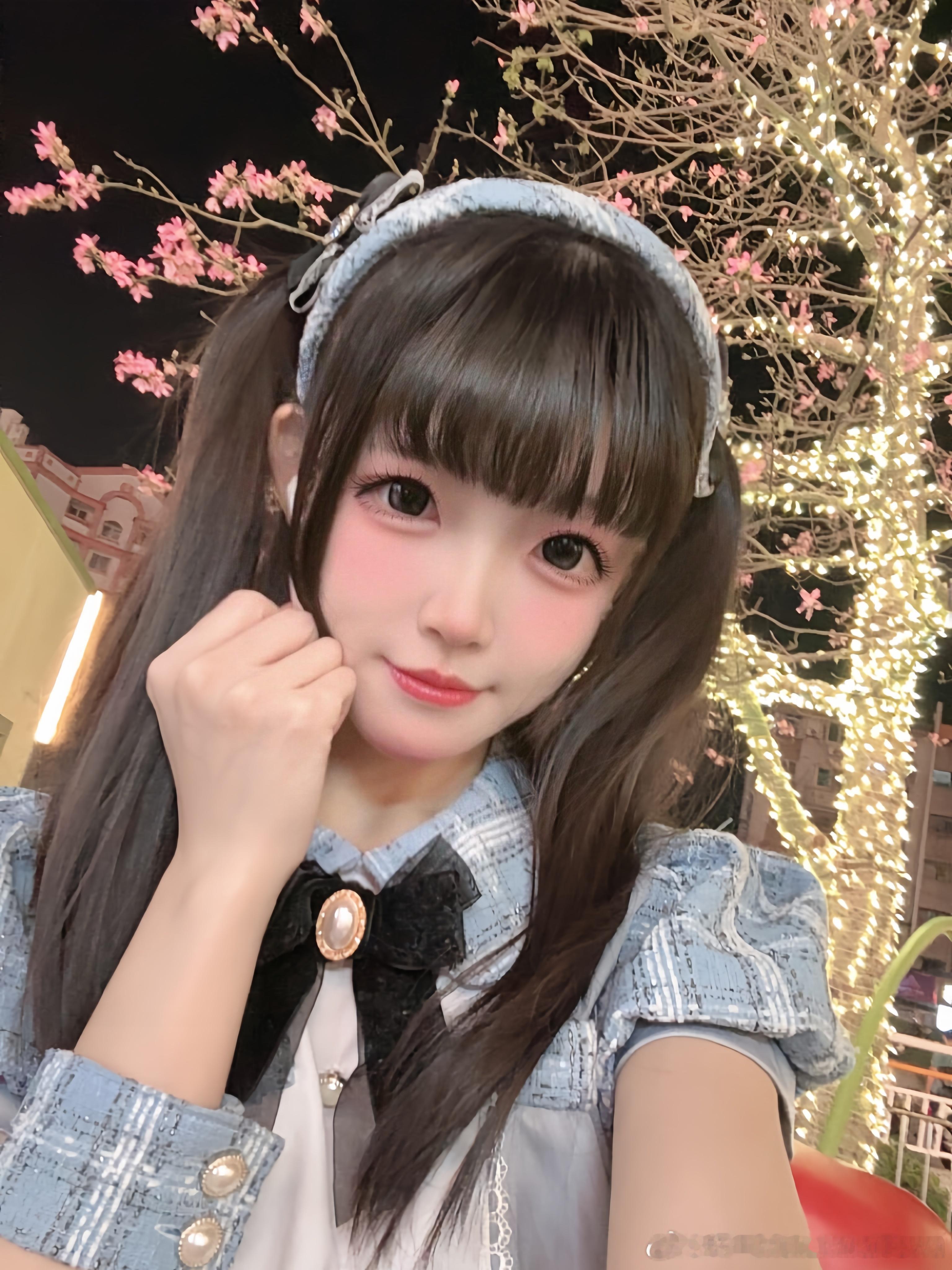 今天出门遇见了一棵漂亮树🌲✨～闪闪发光的好漂亮啊🥰，要是能许愿就好了，那蜗蜗