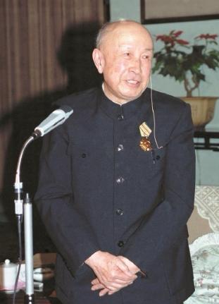 1964年，钱学森在家吃晚饭时，突然闻到了一道菜的味道有些发苦，就皱了皱眉，对家