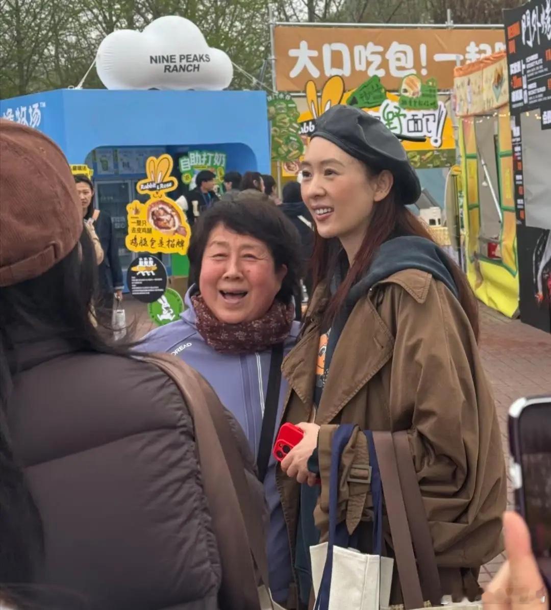 童瑶现身北京三里屯逛街被偶遇，她的穿衣打扮时尚有型，头戴贝雷帽，挽着大大的购物袋