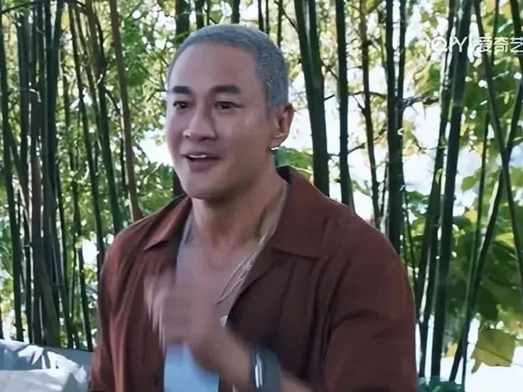 《守诚者》何润东一出场比原来胖了一圈儿，明显的婚姻生活比较幸福。
他与妻子林姵希