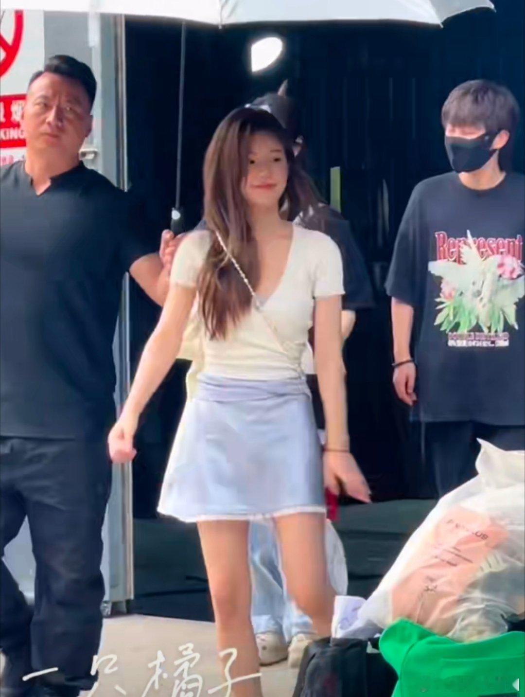 赵露思的走姿。。。真难评啊。。是故意的嘛？ ​​​