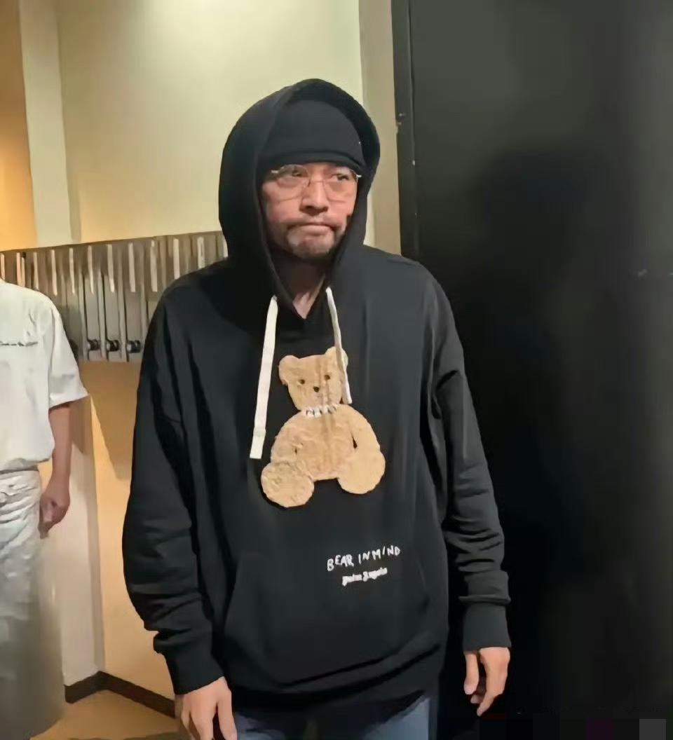 周杰伦在国外打扮随意无人认识，一脸胡渣沧桑显老！
据说周杰伦长期是居住在墨尔本，