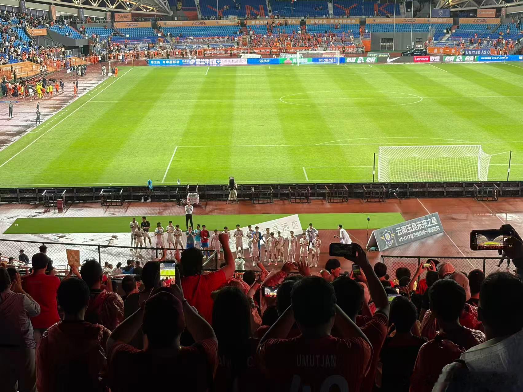 海港的这套攻势足球的打法，核心在于后腰位置，攻防转换，拦截抢断，理顺中场，可以说