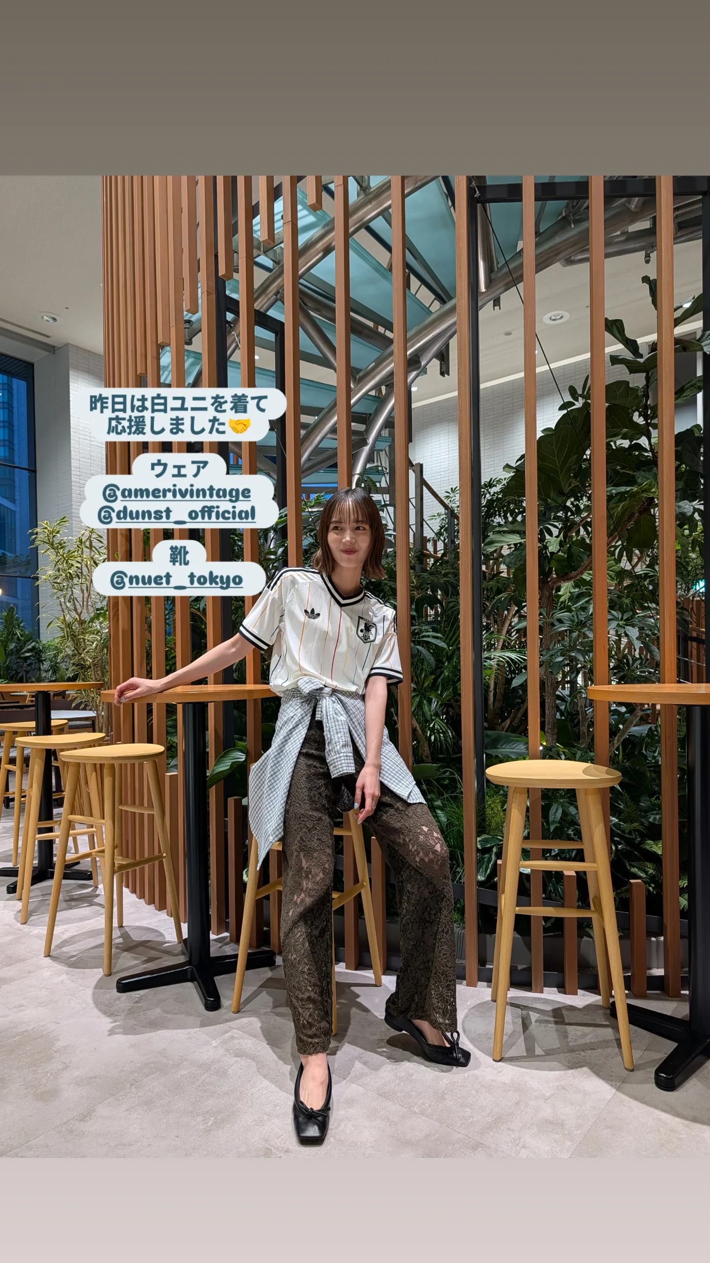 井桁弘惠昨天穿的白色队服 
