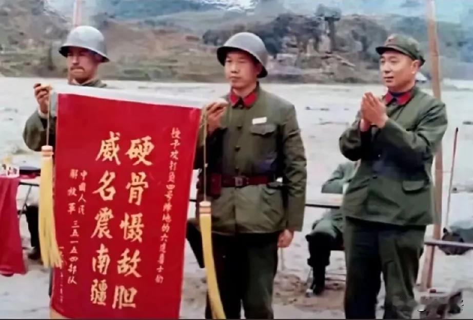 “硬骨慑敌胆，威名震南疆”
80年代，硬骨头六连连长朱喜才和指导员高林科接旗于曼