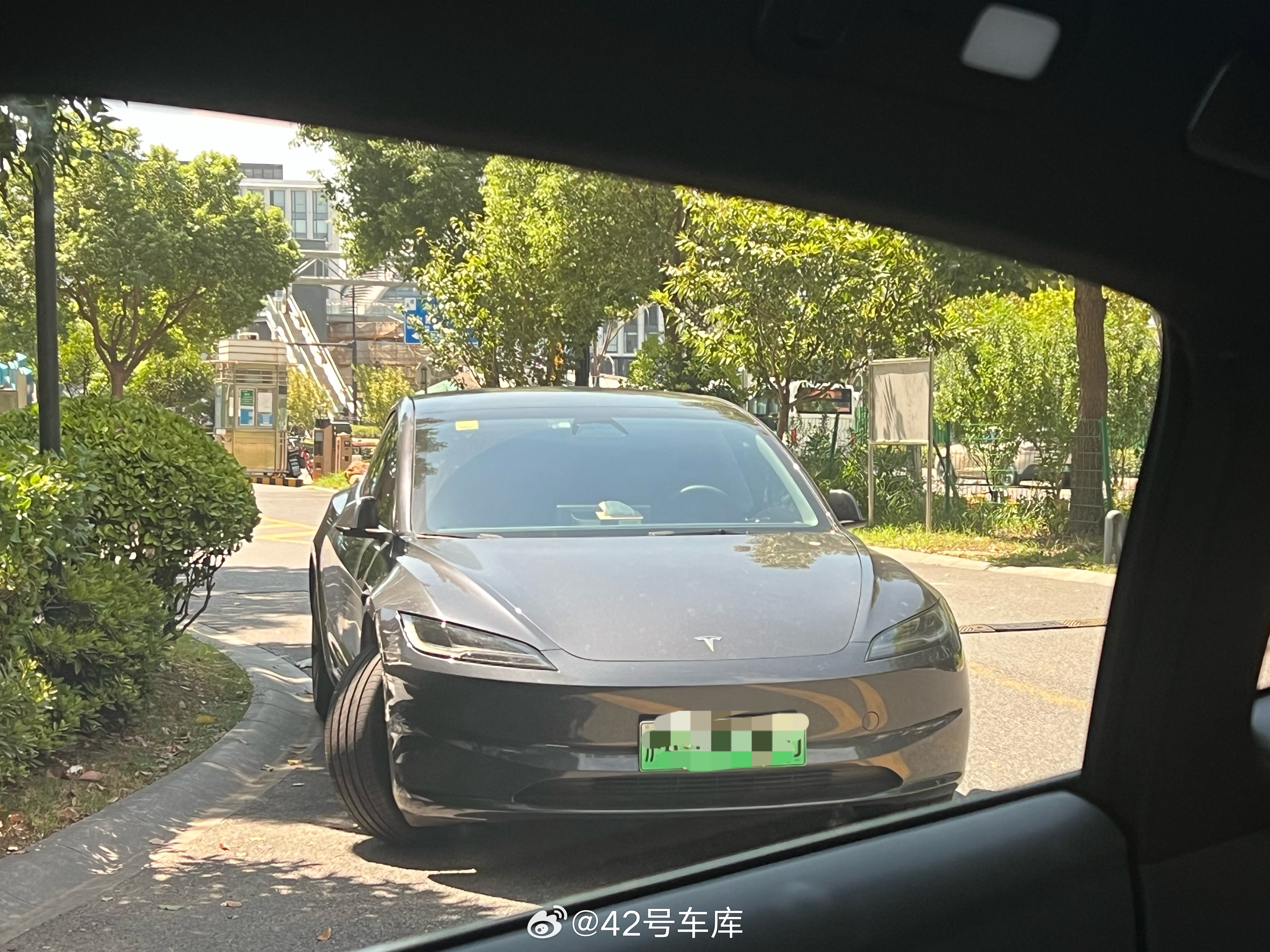 这位同学，你的脚怎么崴了？各位看了倒是不用联想到质量上，这个角度蹭上，大多数悬架
