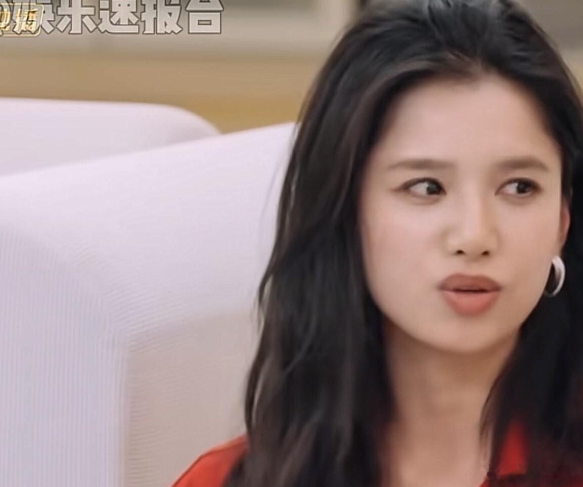 张婧仪有次采访里说起一段经历，我听完挺难受的。 她说自己曾经极端减肥，每天不吃饭