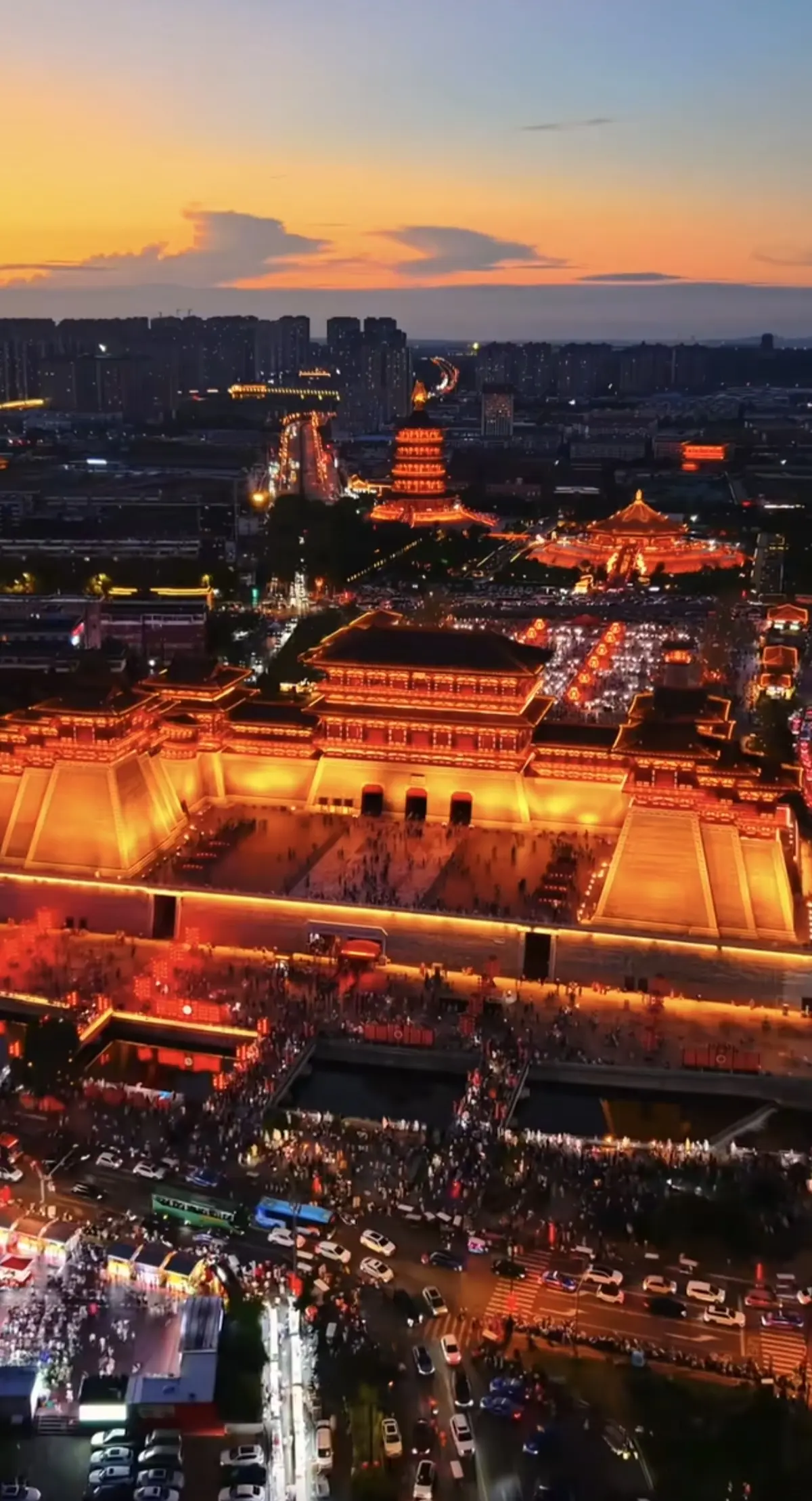 古都洛阳画中游  河洛老家乐不休。    洛阳的夜景，美得像是偷了天上...