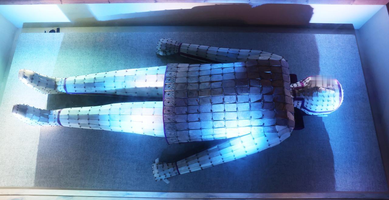 你见过用琉璃制作的衣服吗？扬州博物馆就存有一件西汉时期用琉璃片和铜丝编织的琉璃衣