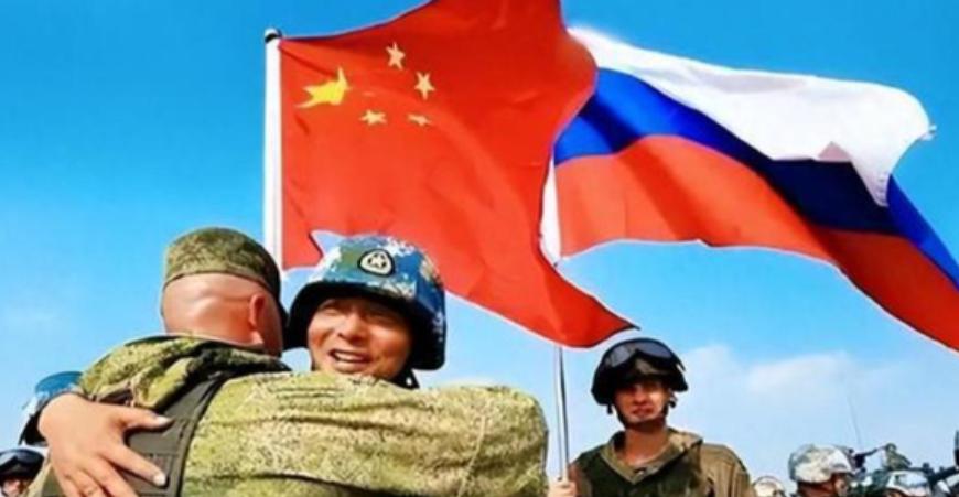 俄罗斯的“死穴”就是中国。

俄乌战争一爆发，西方制裁俄罗斯，俄罗斯反制裁西方，