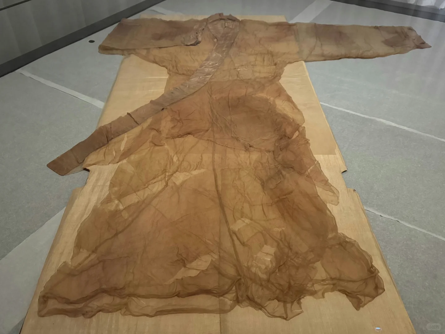 首次展出辛追另一件衣服，仅重48克