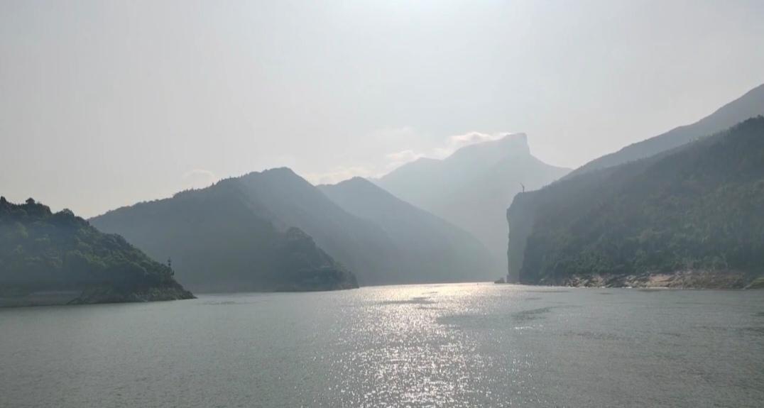 这是刚去长江三峡在游轮上拍的