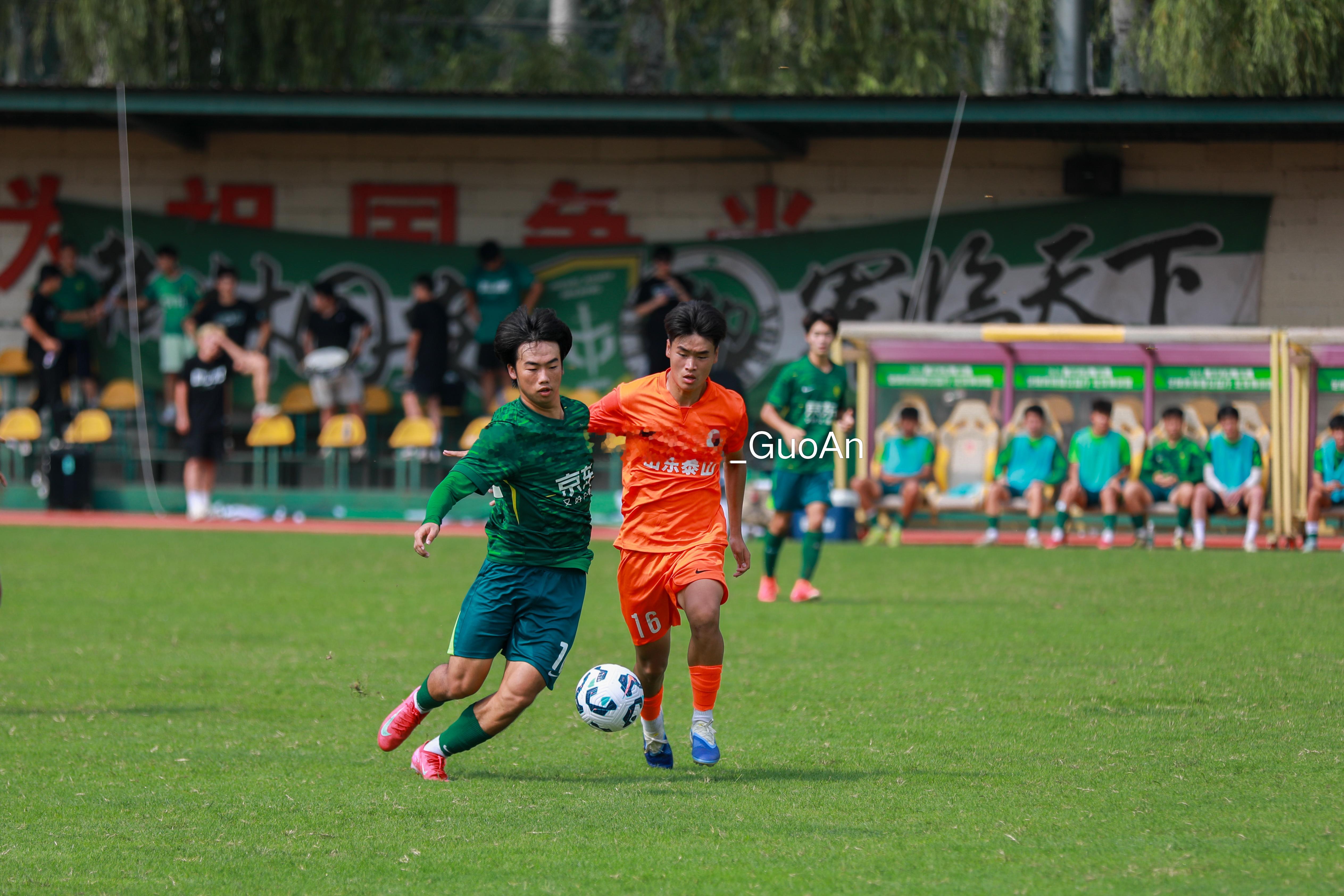 今天第六届中赫国安杯最后一场比赛中，北京国安 u18梯队陈康悦（图一带球队员）最