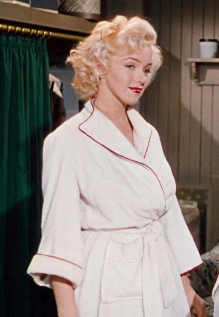 1953 年经典歌舞片《绅士爱美人》，是玛丽莲・梦露的封神之作。片中《钻石是女孩