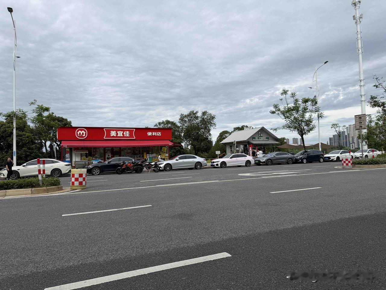 好久没走良堤路了，刚路过发现缸瓦窑艺术村外围路边多了美宜家、咖啡果汁这些铁皮棚子