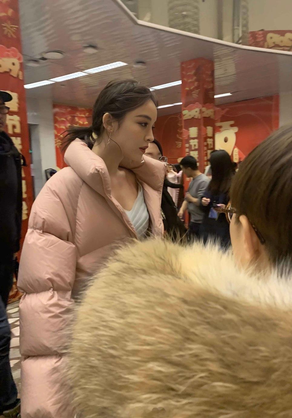 一组你没见过的娜扎线下活动生图...太顶了 