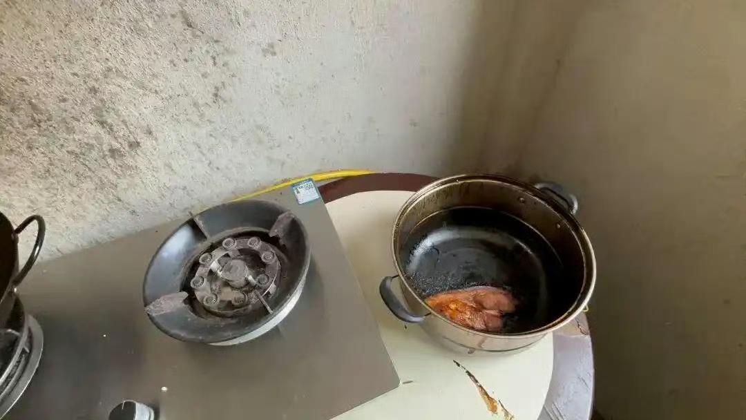 男子炖上肉后去睡大觉，醒来床边围满了消防员！锅底烧穿浓烟漫楼道，太险了！
 
厨