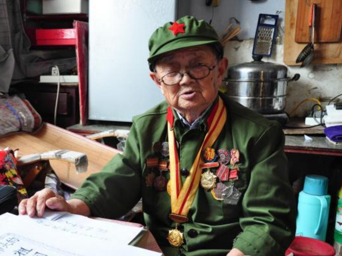 李安甫是山东乐陵人，著名抗战老兵，人称“小个子大英雄”，历经抗日战争、解放战争、