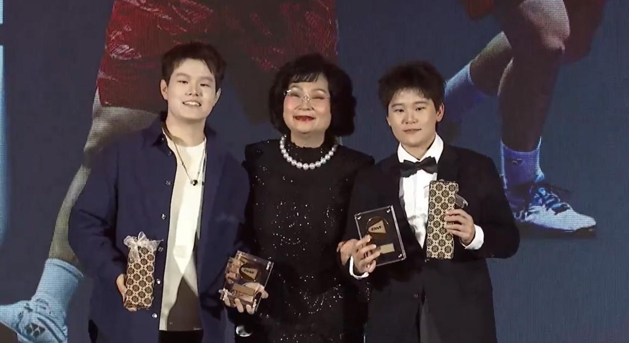 圣坛组合获年度最佳女双运动员2025年度最佳女双运动员奖：刘圣书 谭宁羽联总决赛