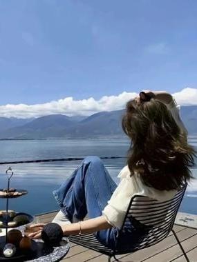 不招人喜欢的女人，往往都有以下几点：

第一，性子直，没心眼。
说话不会拐弯，心