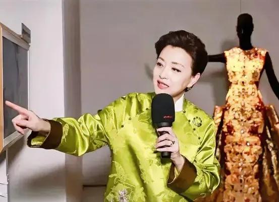 看杨澜，始终漂亮优雅，女人的美真的是各方条件促成的。想想杨澜就是个幸福女人，小时