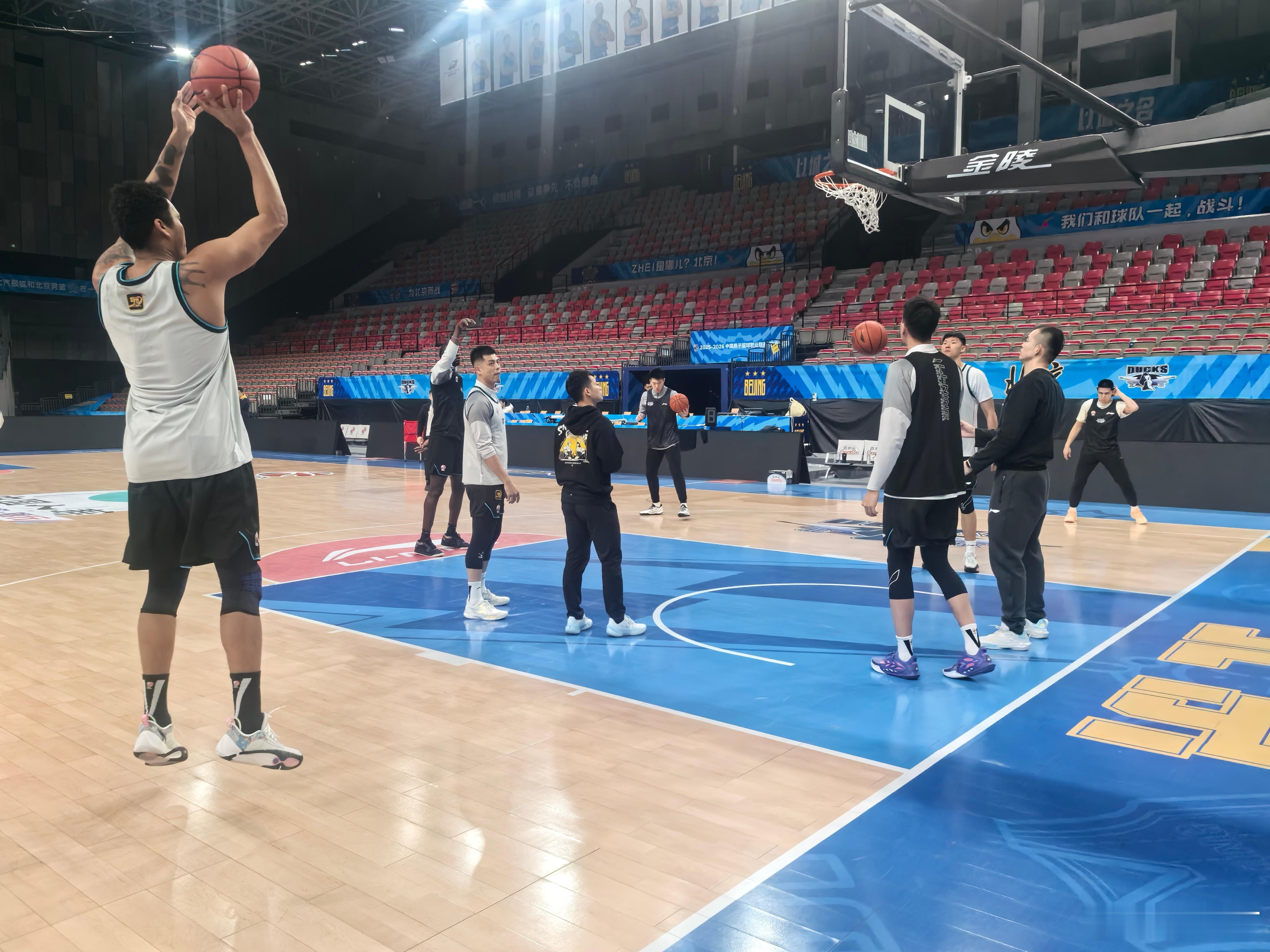 北京首钢 周琦 赵睿 斯佩尔曼缺阵，周琦眼睛的检查结果周一出，内线比较吃紧，老塔